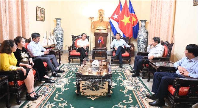 Đoàn đại biểu Hội Nhà báo Việt Nam tại cuộc gặp với Đại sứ Việt Nam tại Cuba Lê Quang Long. (Ảnh: TTXVN)