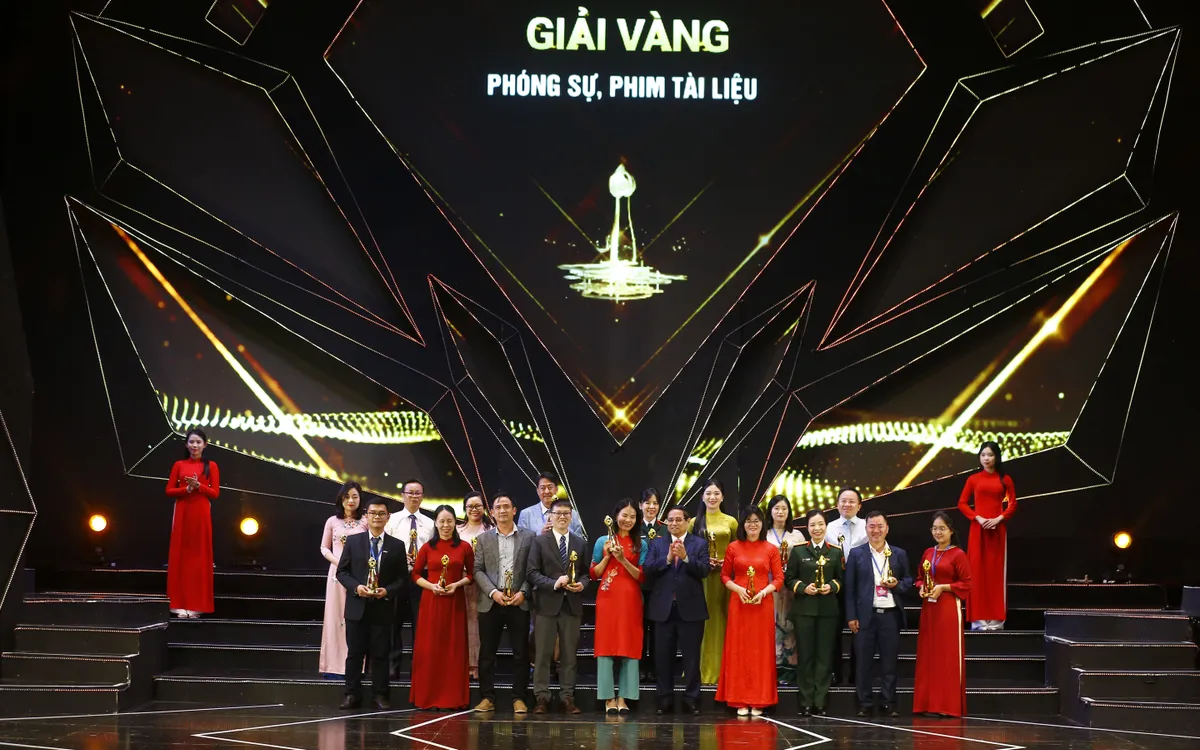 Thủ tướng Chính phủ Phạm Minh Chính trao giải Vàng cho các tác giả đoạt giải tại Liên hoan Truyền hình toàn quốc lần thứ 42.