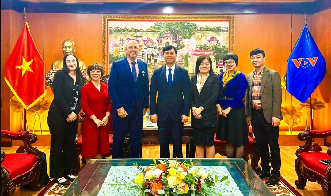 Phó Tổng Giám đốc VOV Ngô Minh Hiển tiếp và làm việc với Đại sứ đặc mệnh toàn quyền Thụy Sỹ tại Việt Nam Thomas Gass. Ảnh: VOV