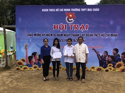 Ảnh : Ông Hà Việt Thùa, Chủ tịch HKH huyện Mai Châu và bà Hà Thị Hiền, Phó Hiệu trưởng THPT Mai Châu trao học bổng XP cho em Lò Thị Anh Thư, hs lớp 10B và em Lò Thu Hương, học sinh lớp 10A