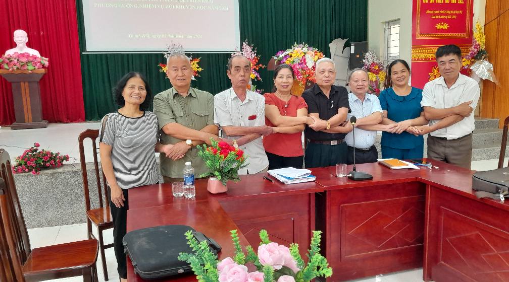 Ảnh: Các Chủ tịch Hội khuyến học trong cụm thi đua sau khi ký kết giao ước thi đua