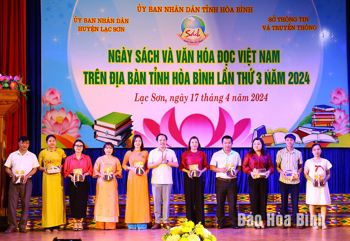 Ảnh: Lãnh đạo Thư viện tỉnh tặng sách cho các huyện, thành phố.