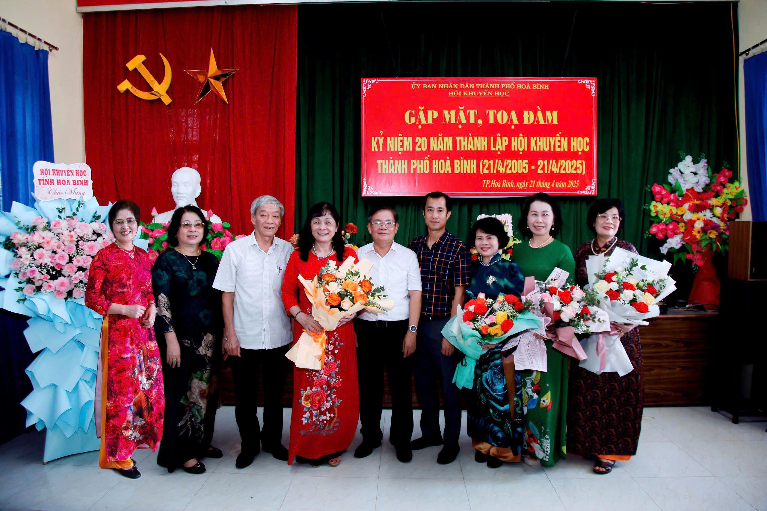 Ảnh: đại biểu, lãnh đạo HKH thành phố Hòa Bình qua các thời kỳ