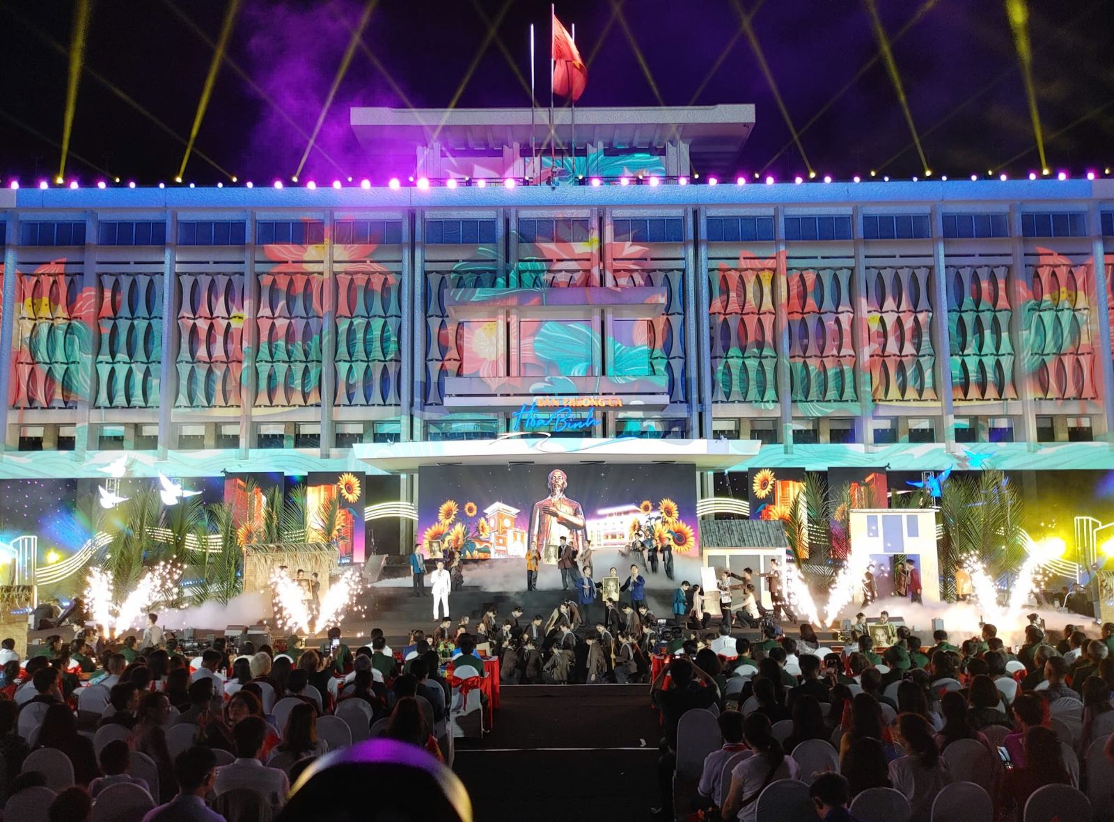 Rất đông người dân đến di tích lịch sử Dinh Thống Nhất xem trình diễn 3D mapping, tái hiện lịch sử hào hùng - điểm nhấn của chương trình 