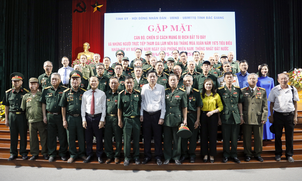 Các đồng chí lãnh đạo tỉnh chụp ảnh cùng các đại biểu chiến sĩ cách mạng.