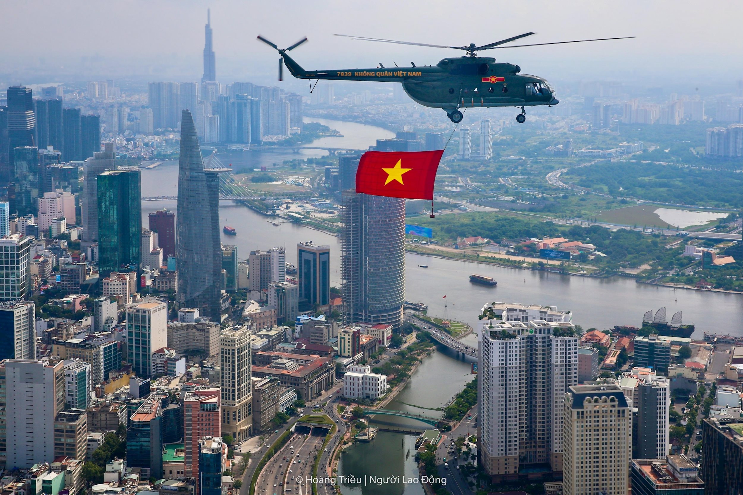 Sự xuất hiện của những chiếc trực thăng mang theo cờ Đảng, cờ Tổ quốc trong những ngày tháng 4 lịch sử sẽ luôn là kỷ niệm đặc biệt với người dân và du khách tại TP HCM. Ảnh: NVCC