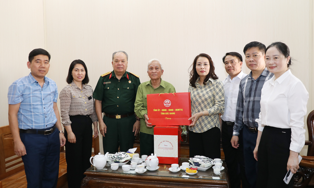 Đồng chí Nguyễn Thị Hương tặng quà cho ông Nguyễn Văn Kim.