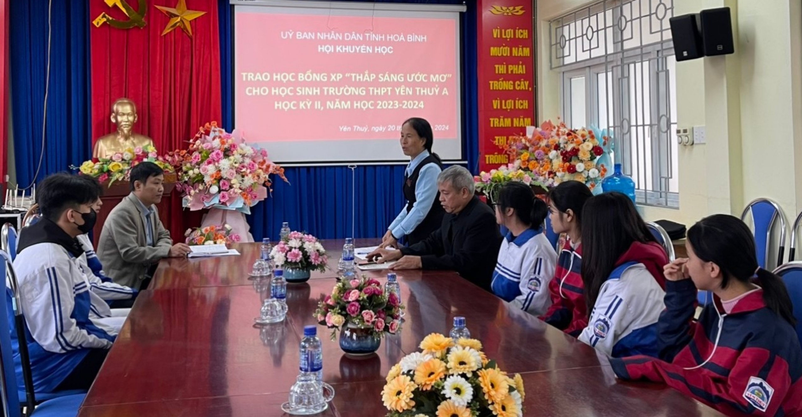 Ảnh: Bà Nguyễn Thị Khánh Hồng, cán bộ Hội Khuyến học tỉnh trao đổi với học sinh trường THPT Yên Thủy A, huyện Yên Thủy