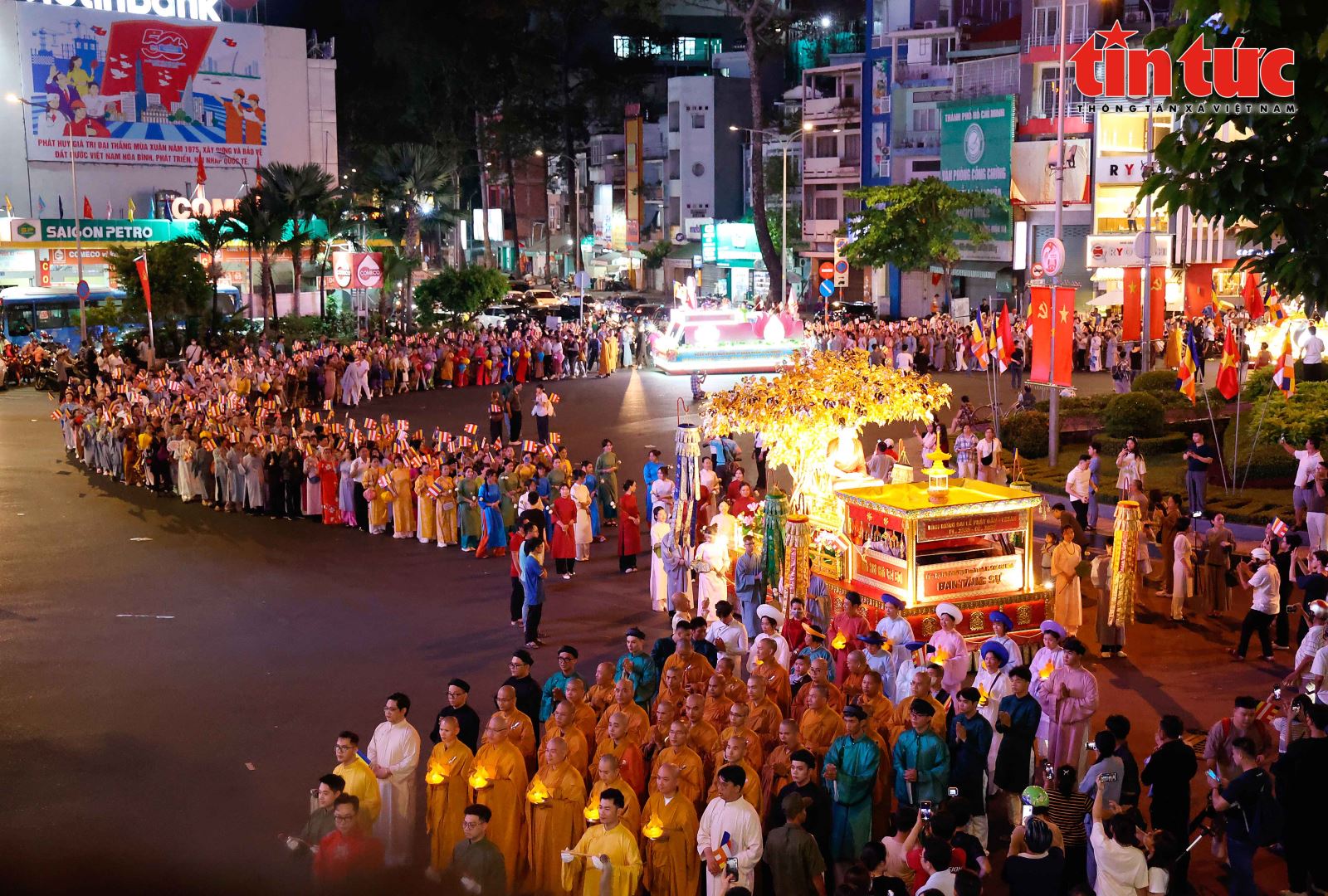 Hàng nghìn Tăng ni, Phật tử cùng tham gia đoàn rước kiệu hoa Đức Phật đản sinh.