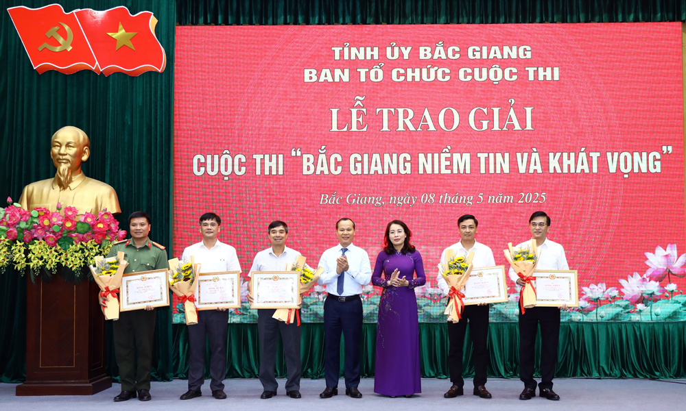 Đại diện các đảng bộ nhận Bằng khen của Ban Thường vụ Tỉnh ủy.