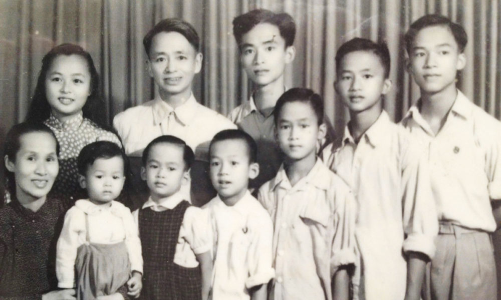 Gia đình Giáo sư - Nhà giáo Nhân dân Nguyễn Lân.