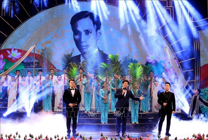 “Quà tháng 5 dâng Người” là chương trình nghệ thuật mang ý nghĩa chính trị, văn hóa sâu sắc, thể hiện tri ân sâu nặng và tình cảm kính yêu vô hạn của nhân dân cả nước đối với Chủ tịch Hồ Chí Minh. Ảnh: Nhật Anh/TTXVN