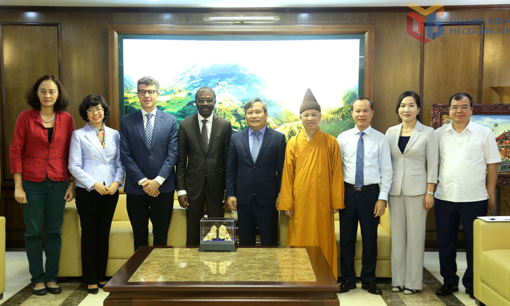 Đồng chí Mai Sơn cùng các đại biểu chụp ảnh lưu niệm với đoàn công tác Trung tâm Di sản Thế giới.