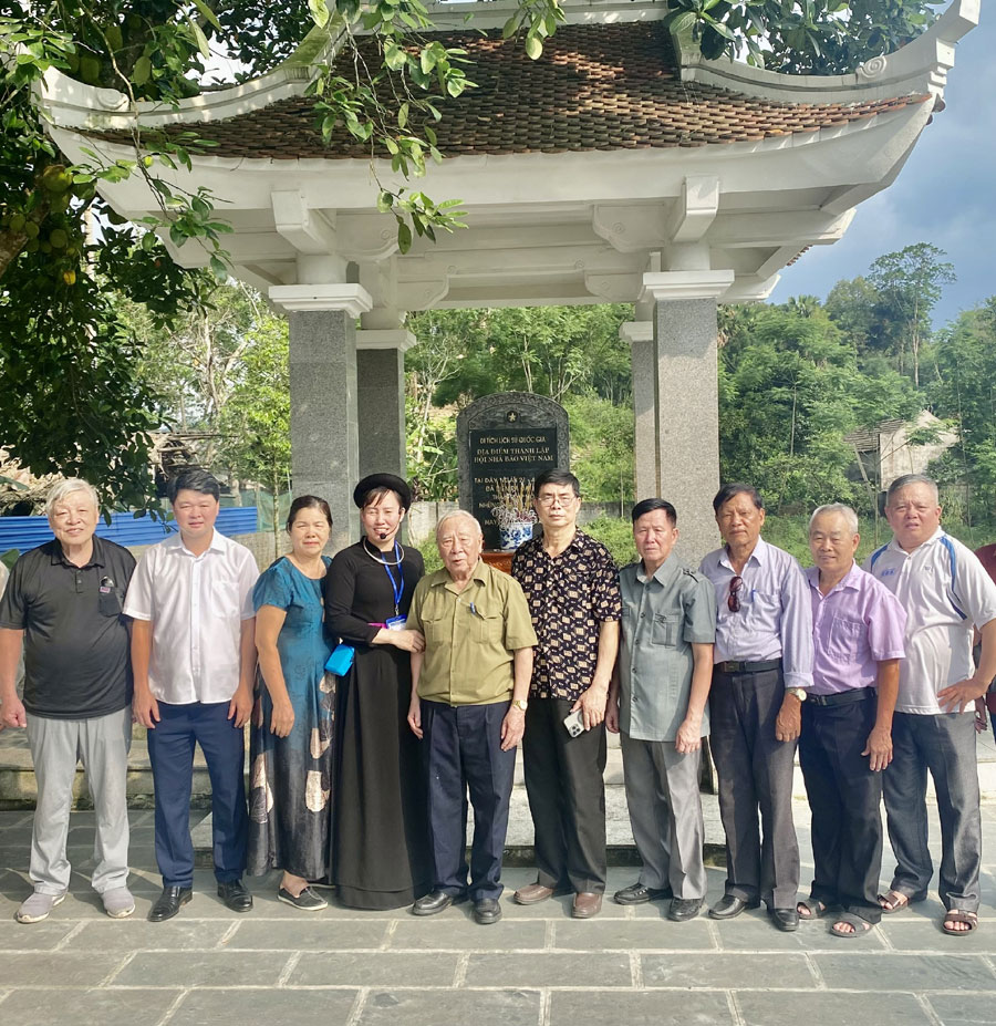 Hội viên, nhà báo CLB Nhà báo cao tuổi tỉnh Bắc Giang thăm di tích nơi thành lập Hội Nhà báo Việt Nam