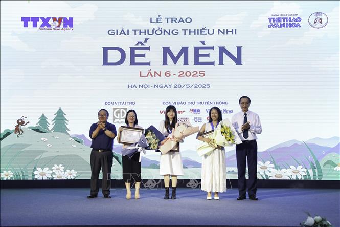 Phó Chủ tịch Hội Nhà văn Việt Nam, Chủ tịch Hội đồng giám khảo Trần Đăng Khoa và Thứ trưởng Bộ Giáo dục và Đào tạo Phạm Ngọc Thưởng trao giải 