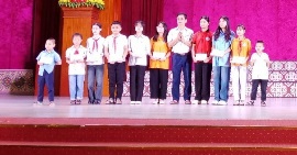 Ông Đinh Văn Ổn - Phó Chủ tịch Hội Khuyến học tỉnh trao học bổng cho các em học sinh vượt khó học tốt trong năm học 2023-2024