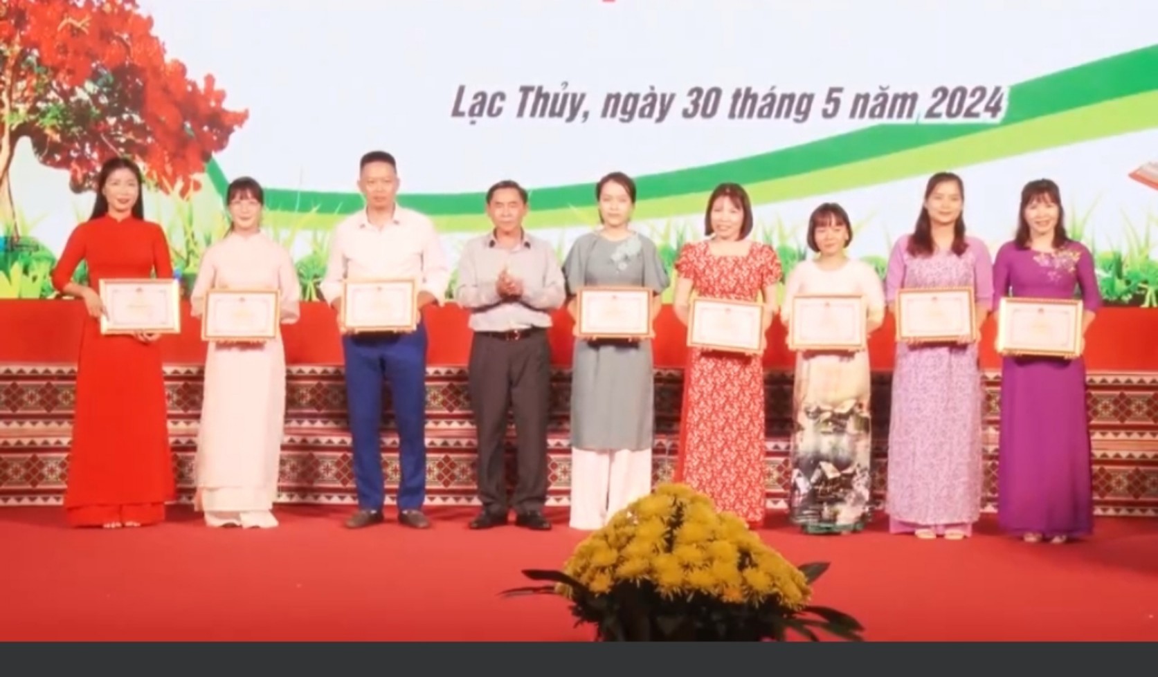 Đ/c Bùi Trung Kiên -TUV- Bí thư huyện ủy- Chủ tịch Hội đồng nhân dân huyện trao thưởng cho giáo viên đạt giải nhất cuộc thi tỉnh