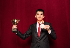 Ảnh: Em Nguyễn Duy Phong với tấm huy chương vàng quốc tế MOSWC( Ảnh tư liệu )     
                          
