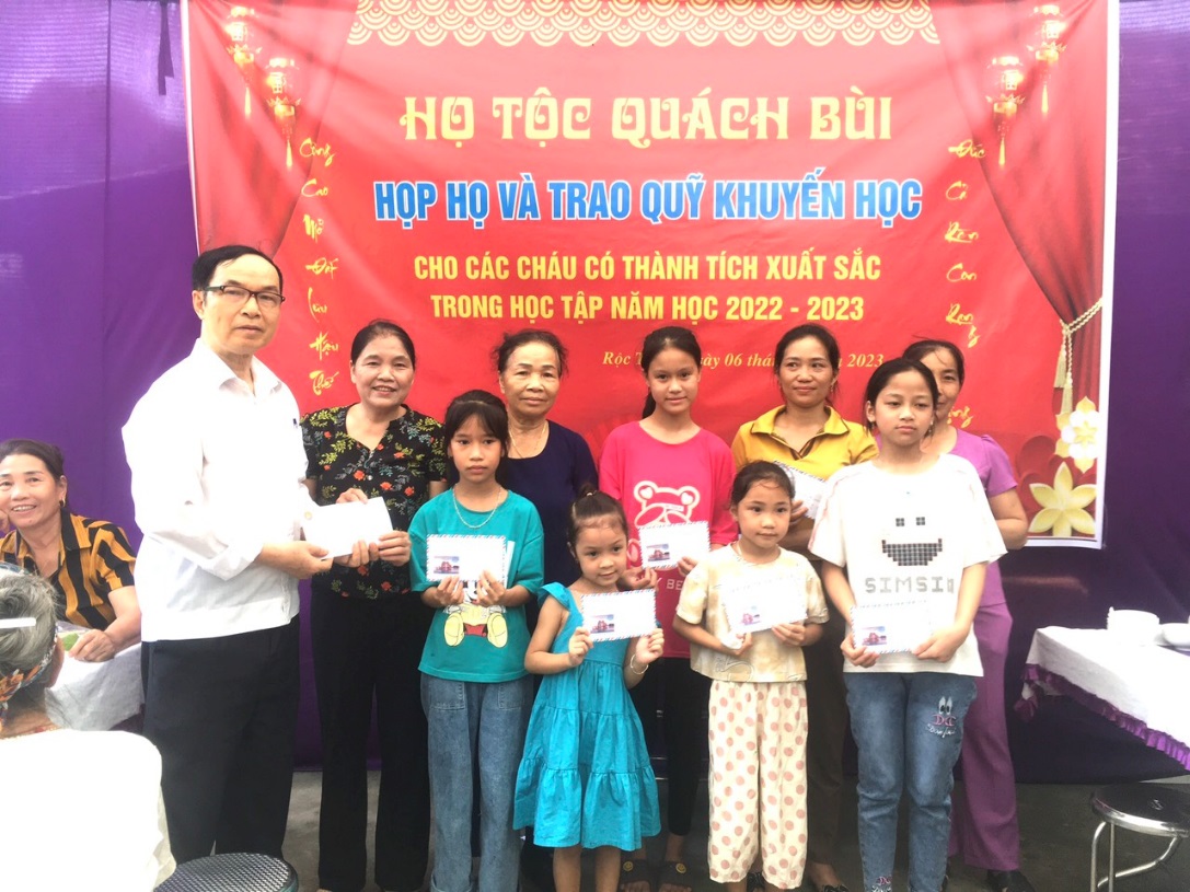 Ảnh: Thưởng Quỹ Khuyến học cho người lớn và trẻ em