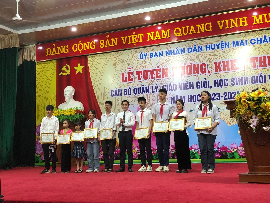 Ảnh: Ông Hà Công Nghị, Phó Bí thư Thường trực, Chủ tịch HĐND huyện trao Giấy khen cho các em học sinh giỏi đạt giải cao trong các kỳ thi năm học 2023-2024