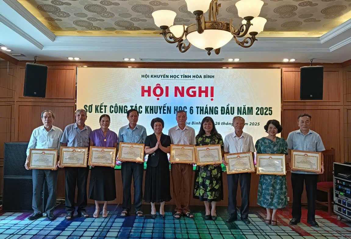 Ảnh: đồng chí Nguyễn Thị Oanh, Chủ tịch HKH tỉnh trao Giấy khen cho các hội viên xuất sắc