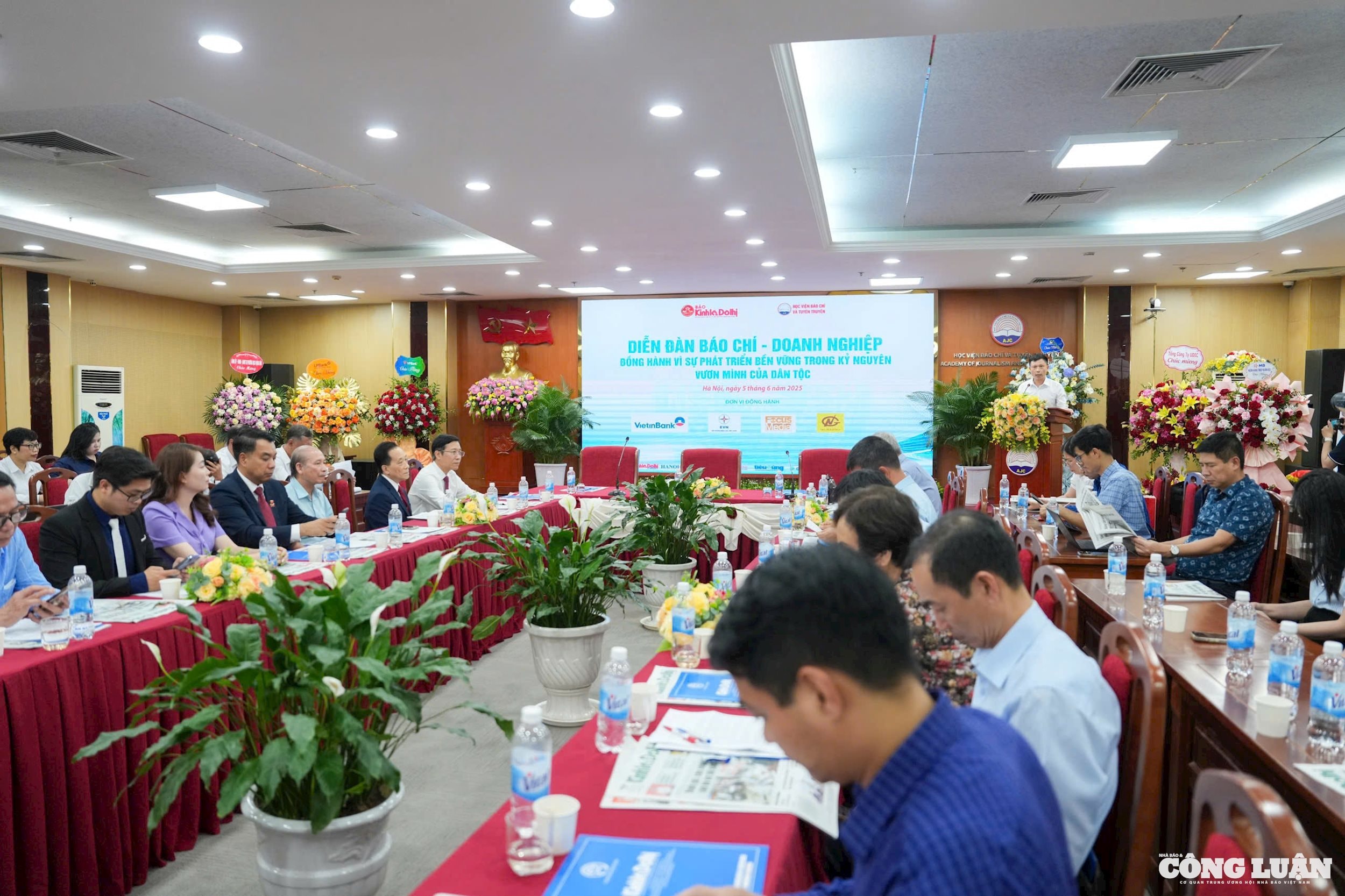 Quang cảnh Diễn đàn.