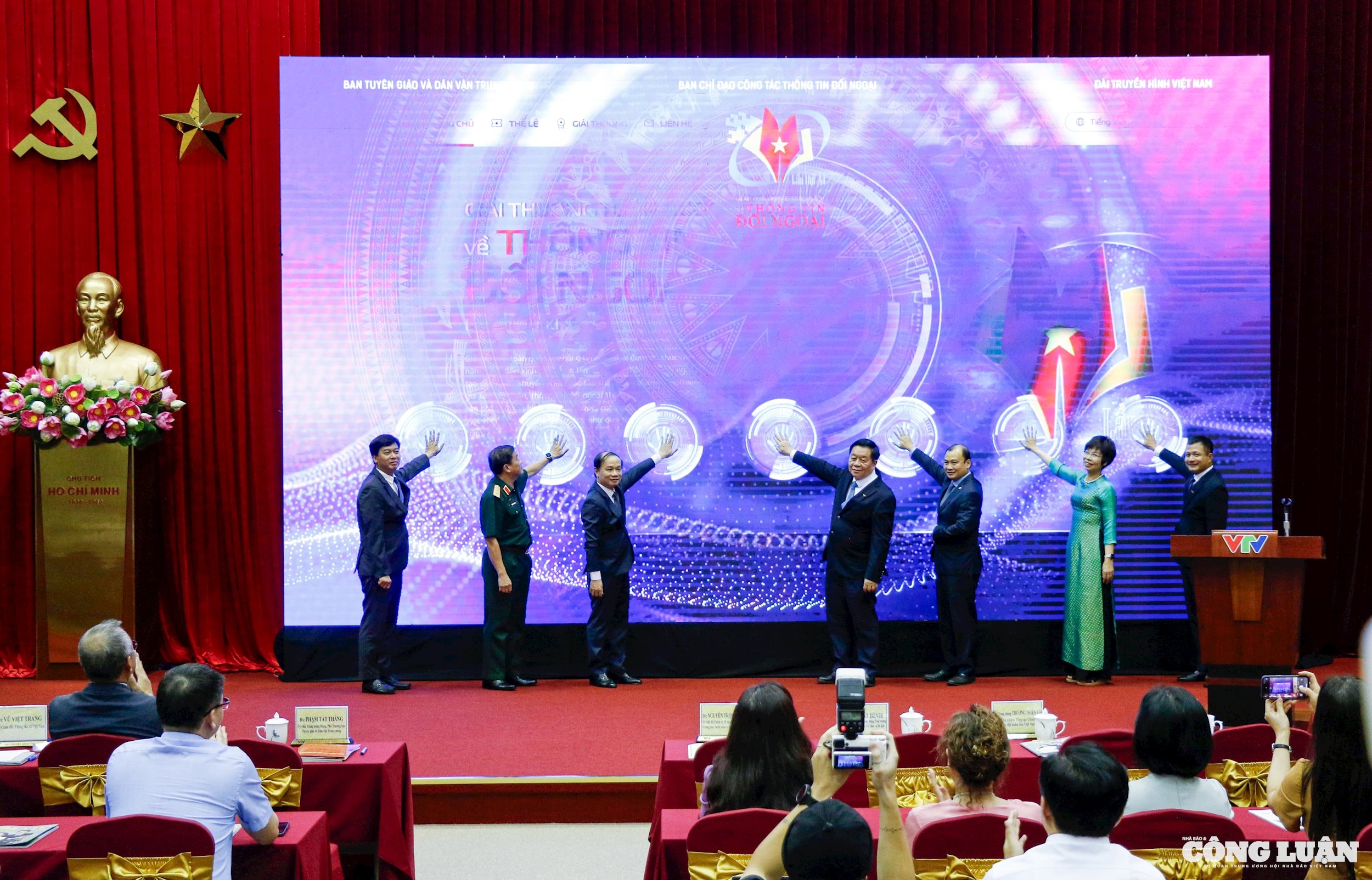 Đồng chí Nguyễn Trọng Nghĩa, Ủy viên Bộ Chính trị, Bí thư Trung ương Đảng, Trưởng Ban Tuyên giáo và Dân vận Trung ương, Trưởng Ban Chỉ đạo công tác thông tin đối ngoại, cùng lãnh đạo các ban, bộ, ngành Trung ương tham dự và thực hiện nghi thức phát động Giải thưởng.