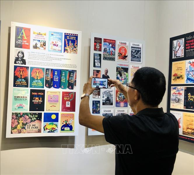 Khách tham quan Triển lãm 