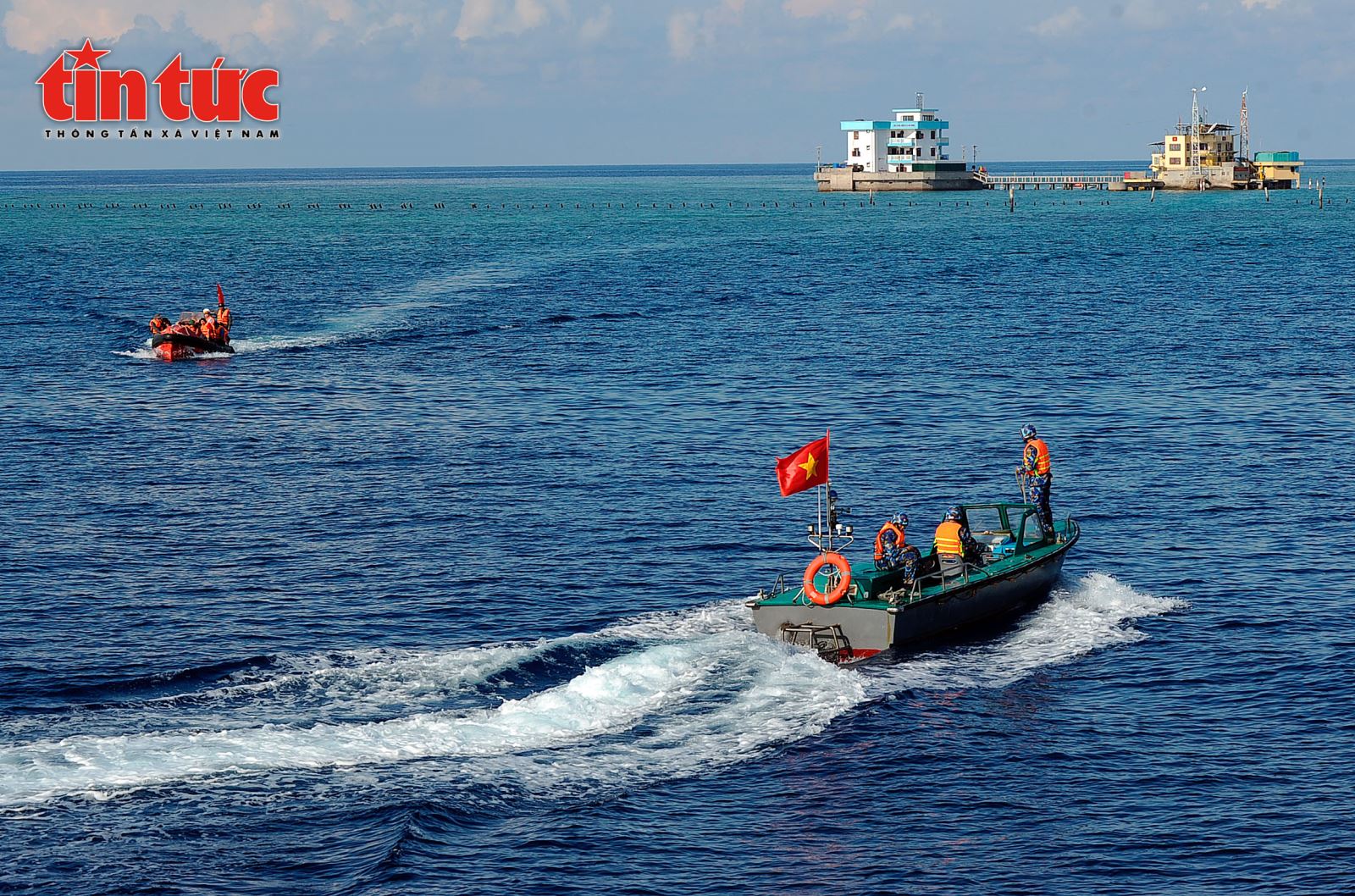 Dù sóng to, gió lớn nhưng những người lính Hải quân vẫn bám biển, bảo vệ vùng đảo thiên liêng của Tổ Quốc.