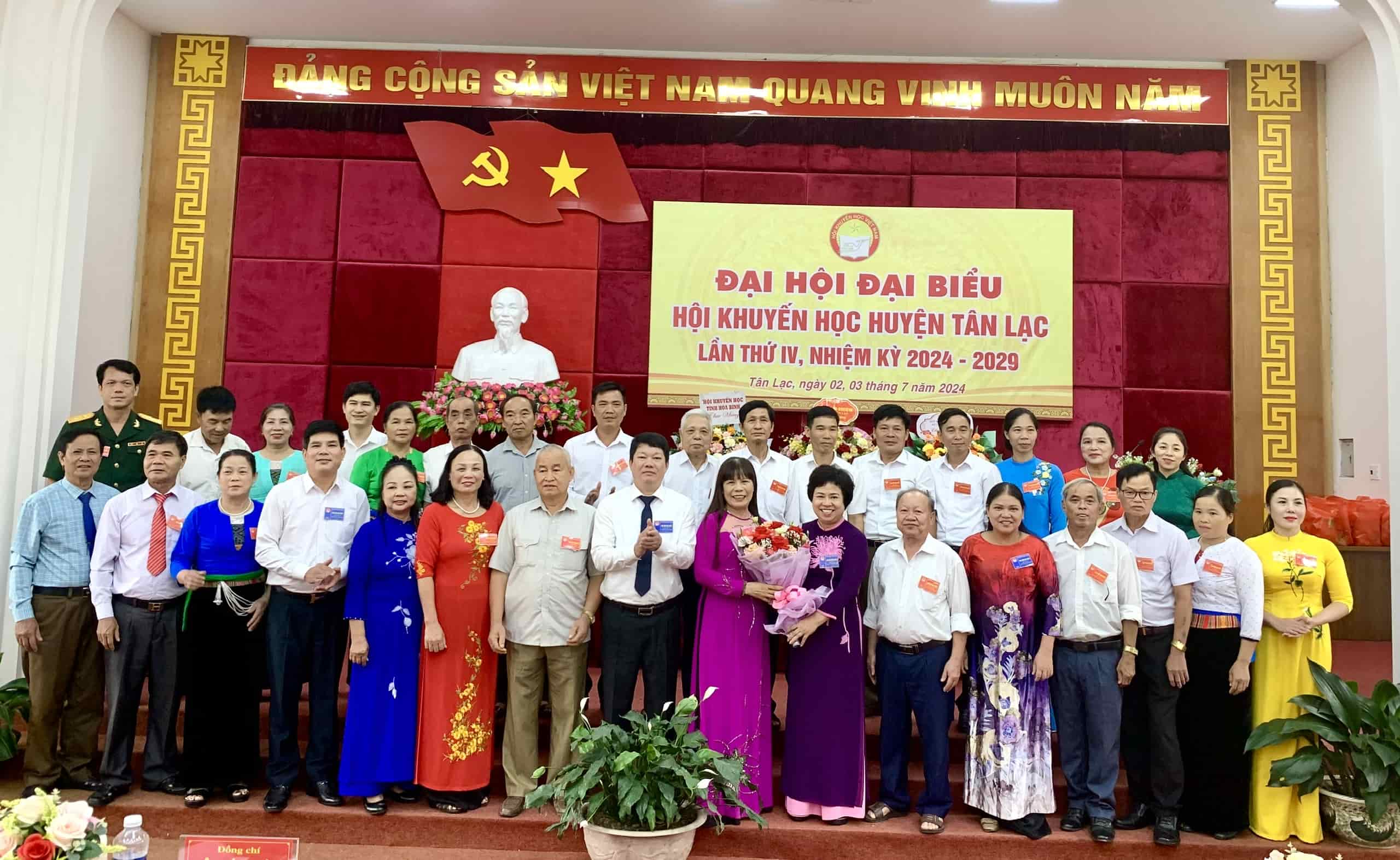 Ảnh: Lãnh đạo Hội Khuyến học tỉnh và lãnh đạo huyện Tân Lạc tặng hoa BCH ra mắt