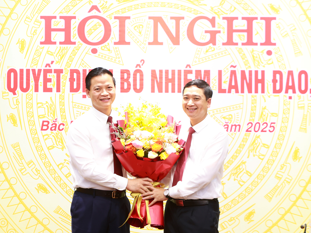 Đồng chí Vương Quốc Tuấn tặng hoa tri ân và chúc mừng đồng chí Nguyễn Việt Oanh chuyển sang giữ cương vị mới.