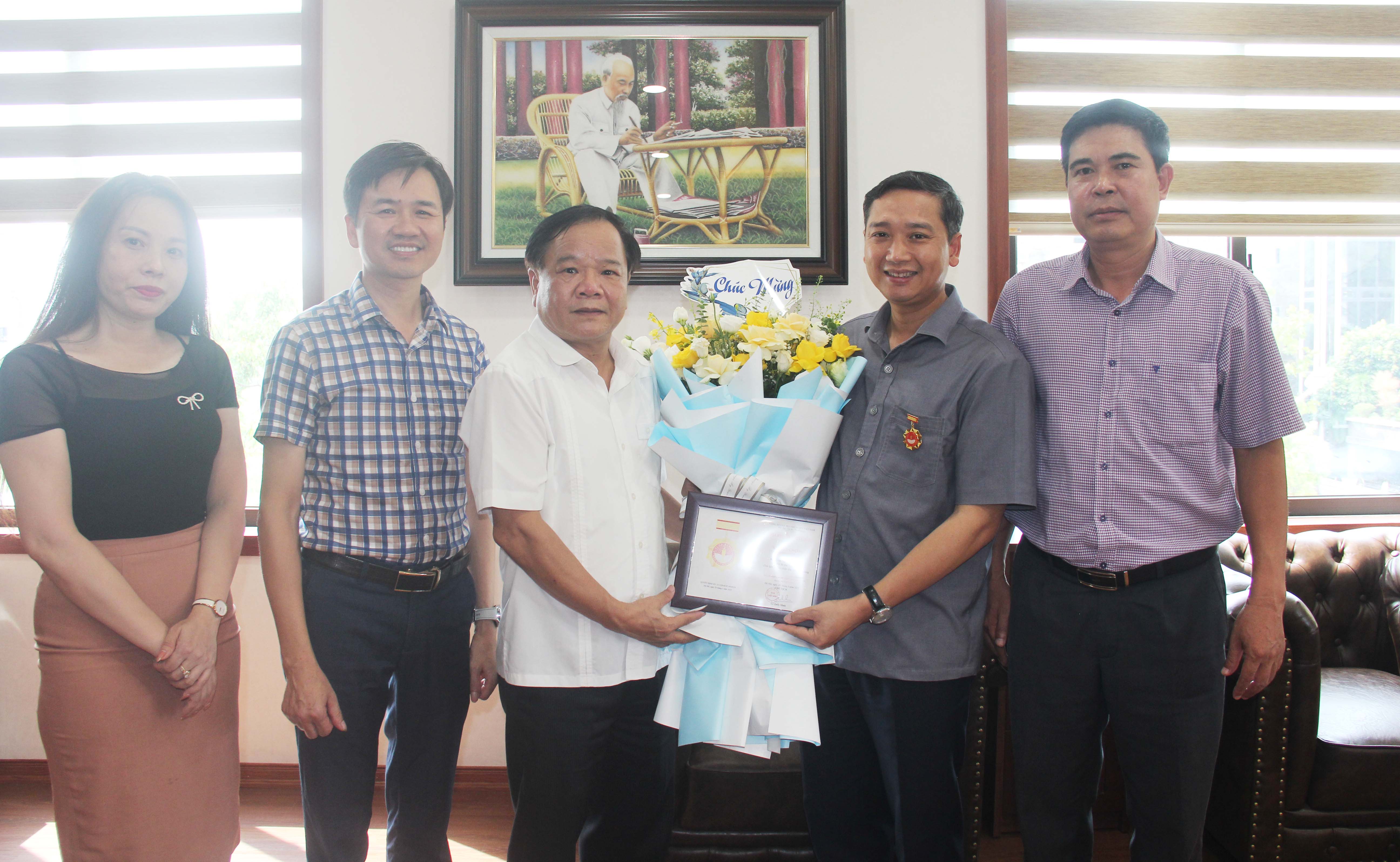 Các đồng chí lãnh đạo Hội Nhà báo tỉnh Bắc Ninh tặng Kỷ niệm chương “Vì sự nghiệp báo chí Việt Nam” cho đồng chí Nguyễn Việt Oanh, Phó Bí thư Tỉnh ủy, Chủ tịch Hội đồng Nhân dân tỉnh