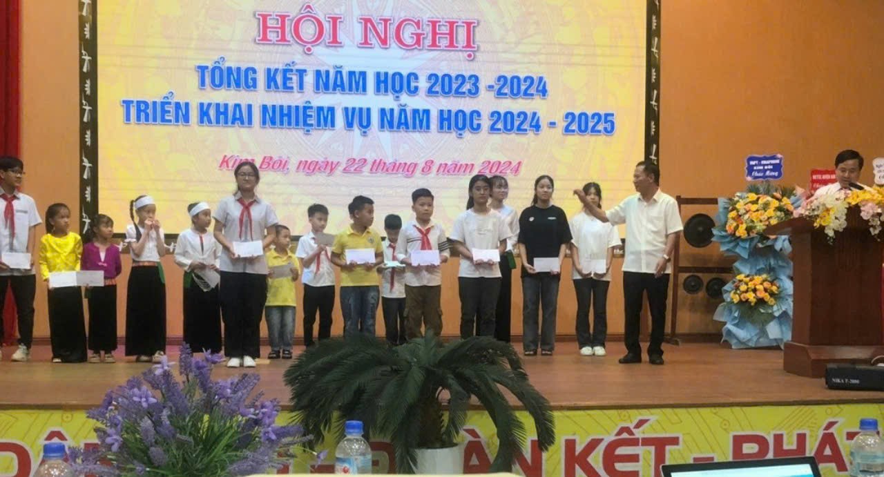 Ảnh: Các em học sinh đạt thành tích cao được tặng thưởng tại hội nghị