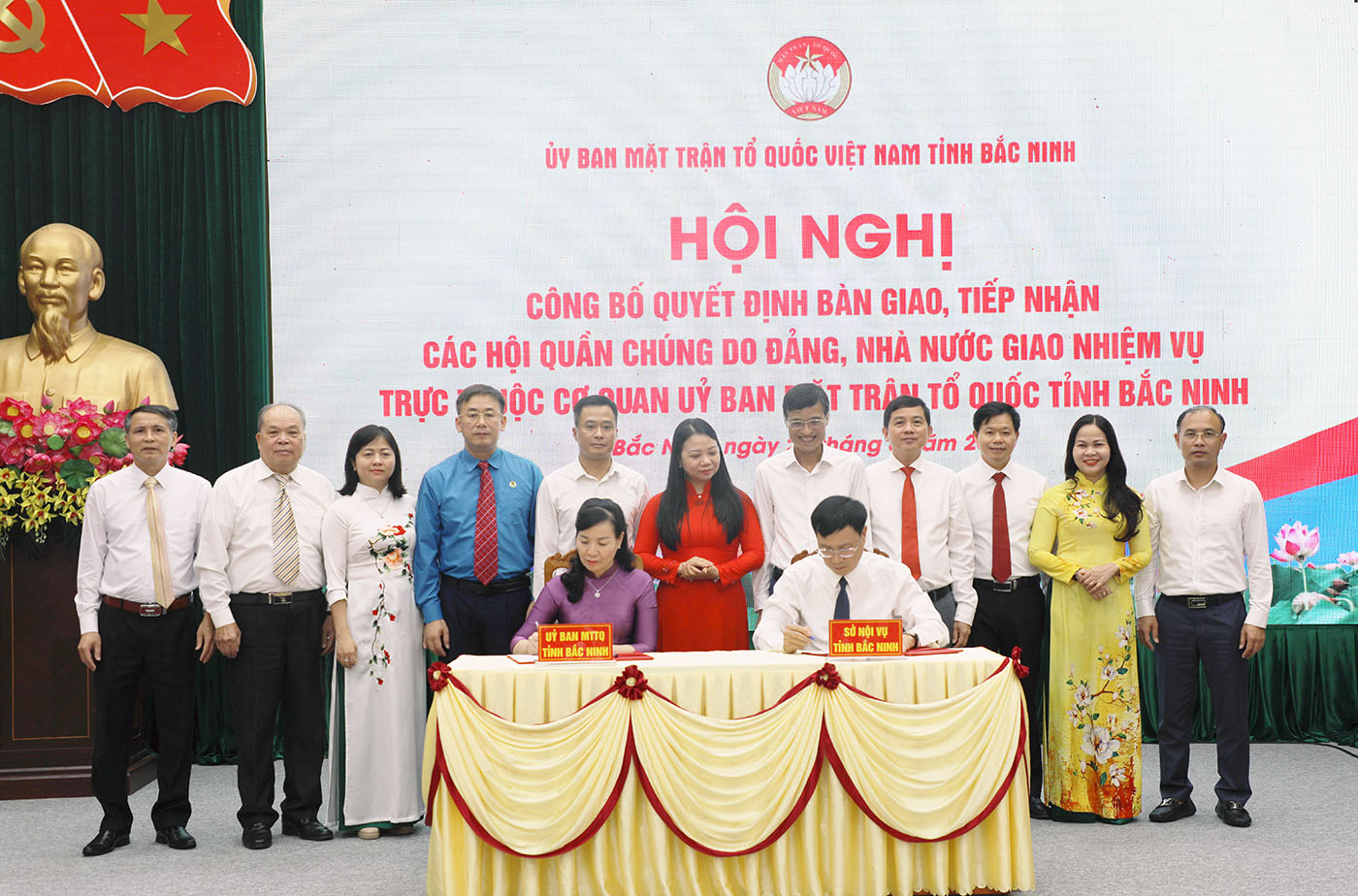 Ký kết biên bản bàn giao, tiếp nhận các đơn vị giữa Sở Nội vụ và Ủy ban MTTQ tỉnh.