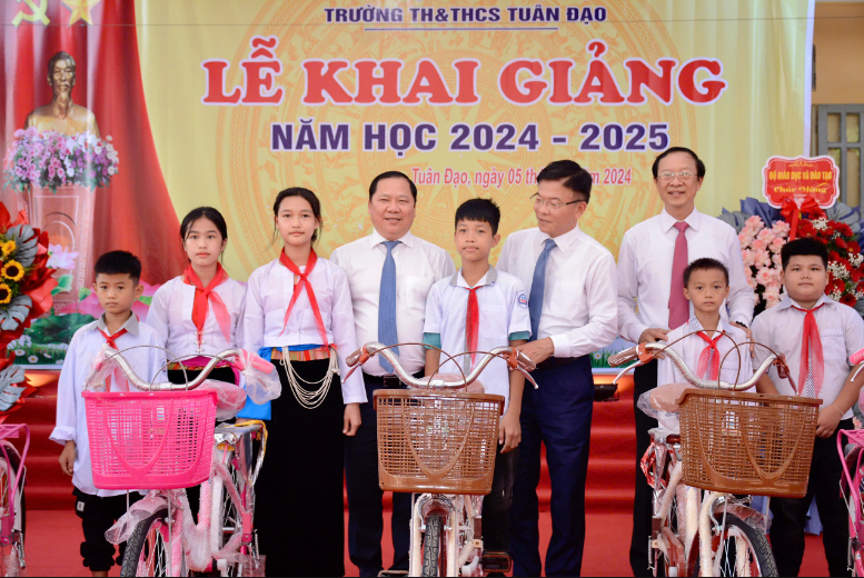 Ảnh:  Các đc Phó Thủ tướng Lê Thành Long, đại diện Bộ GD&ĐT, Bí thư Tỉnh ủy tỉnh Hòa Bình tặng quà và học bổng cho học sinh trường TH&THCS Tuân Đạo huyện Lạc Sơn nhân dịp Khai giảng năm học 2024-2025.