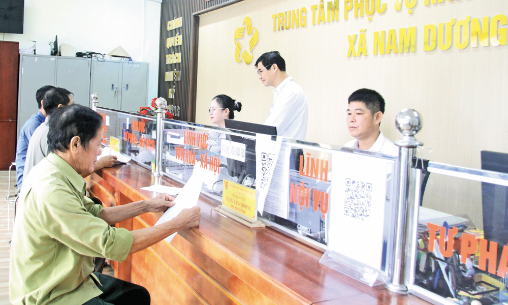 Cán bộ, công chức Trung tâm Phục vụ hành chính công xã Nam Dương tiếp nhận, giải quyết thủ tục hành chính cho công dân.