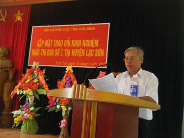 Ảnh: Ông Bùi Tiến Ịn, nguyên Phó Bí thư Thường trực huyện uỷ Lạc Sơn, Chủ tịch Hội Khuyến học xã Ngọc Lâu báo cáo hoạt động của HKH xã tại Hội nghị giao ban Khối Thi đua khuyến học số 1.