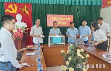 Ảnh: Cán bộ, nhân dân xã Hữu Lợi (Yên Thuỷ) tham gia ủng hộ đồng bào bị ảnh hưởng thiên tai( ảnh minh họa)