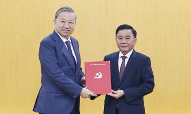 Tổng Bí thư Tô Lâm trao Quyết định phân công đồng chí Trần Cẩm Tú giữ chức Thường trực Ban Bí thư.

