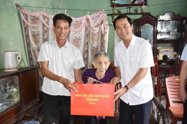 Đồng chí Lê Xuân Lợi tặng quà cụ Chu Thị Thưởng ở xã Trung Chính.