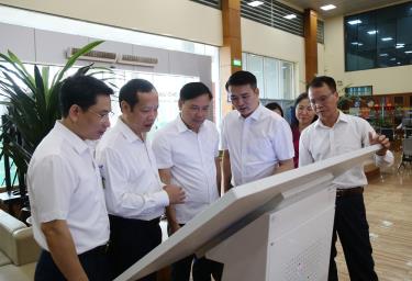 Đoàn giám sát kiểm tra cơ sở vật chất, công tác giải quyết thủ tục hành chính tại Trung tâm Phục vụ hành chính công tỉnh.