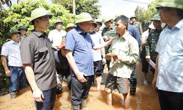 Đồng chí Nguyễn Hòa Bình tặng quà động viên gia đình ông Nguyễn Văn Triệu, thôn Cửa Sông, xã Phúc Hòa.