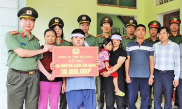 Công an tỉnh Bắc Ninh trao tặng tiền hỗ trợ thân nhân gia đình đồng chí Đoàn Văn Mạnh.