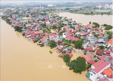 Nhà cửa của người dân Bắc Ninh bị nước lũ bủa vây.