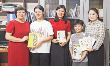 Hội Liên hiệp Phụ nữ xã Yên Phong thường xuyên phối hợp, tổ chức trao tặng sách cho các Tủ sách tại các thôn, gia đình...