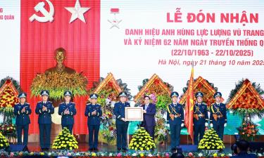 Thủ tướng Chính phủ Phạm Minh Chính trao Danh hiệu Anh hùng Lực lượng vũ trang nhân dân tặng Quân chủng Phòng không - Không quân.(Ảnh: TTXVN)