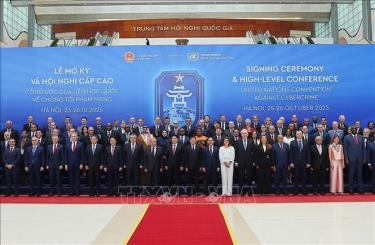 Chủ tịch nước Lương Cường và Tổng Thư ký Liên hợp quốc António Guterres chụp ảnh chung với các Trưởng đoàn dự Lễ mở ký Công ước Hà Nội. Ảnh: TTXVN