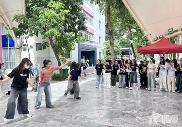 Đông đảo sinh viên tham gia các hoạt động tại lễ hội.