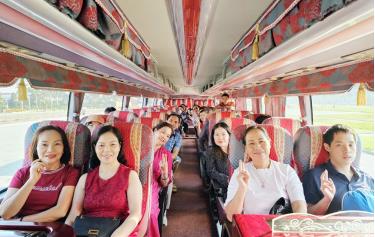 Người dân Bắc Ninh trên chuyến xe đưa đón miễn phí đi tham gia Hội chợ Mùa thu. Ảnh: Lệ Thanh