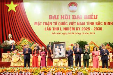 Đồng chí Đỗ Văn Chiến, Ủy viên Bộ Chính trị, Bí thư Trung ương Đảng, Bí thư Đảng ủy MTTQ, các đoàn thể Trung ương, Chủ tịch Ủy ban Trung ương MTTQ Việt Nam tặng Đại hội bức tranh Bác Hồ với Bác Tôn.